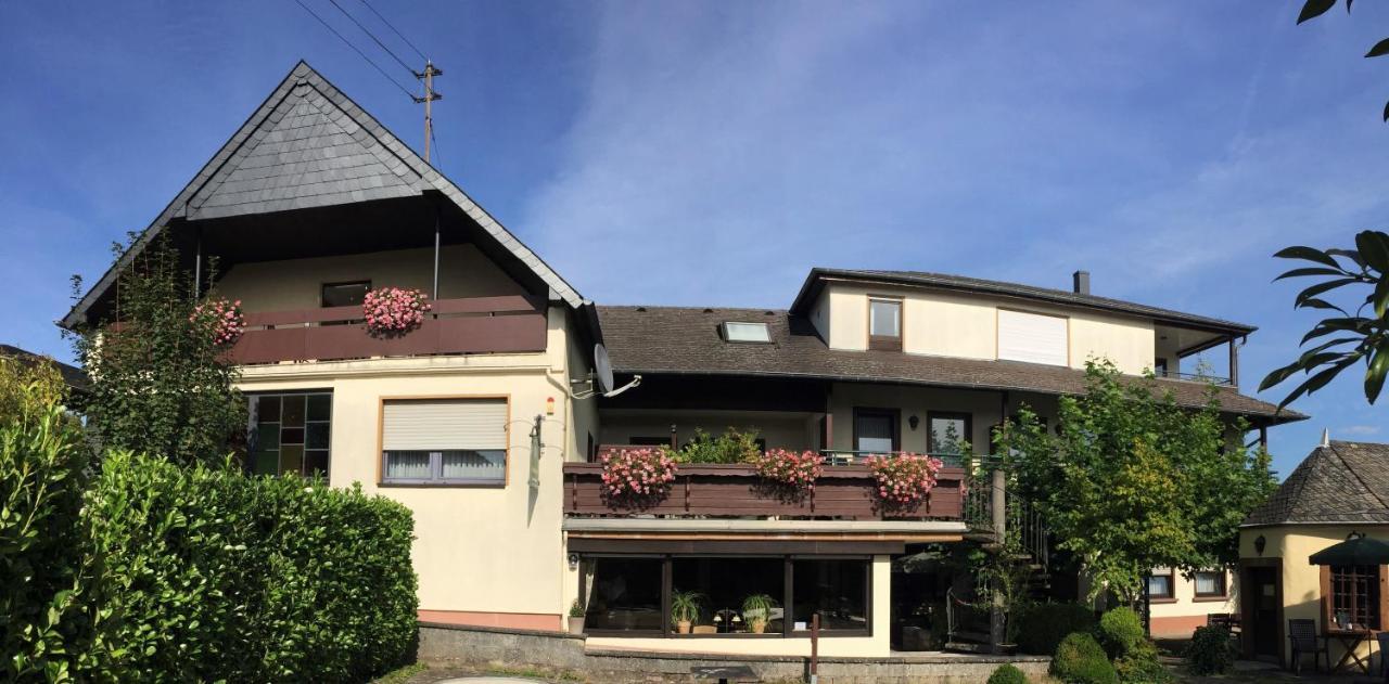 Pension Zum Golfstuebchen Echternacherbruck Bagian luar foto